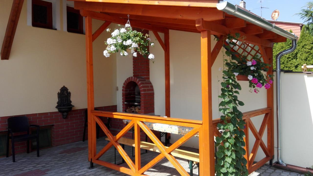 Marina-Buek Apartmanhaz Exterior foto